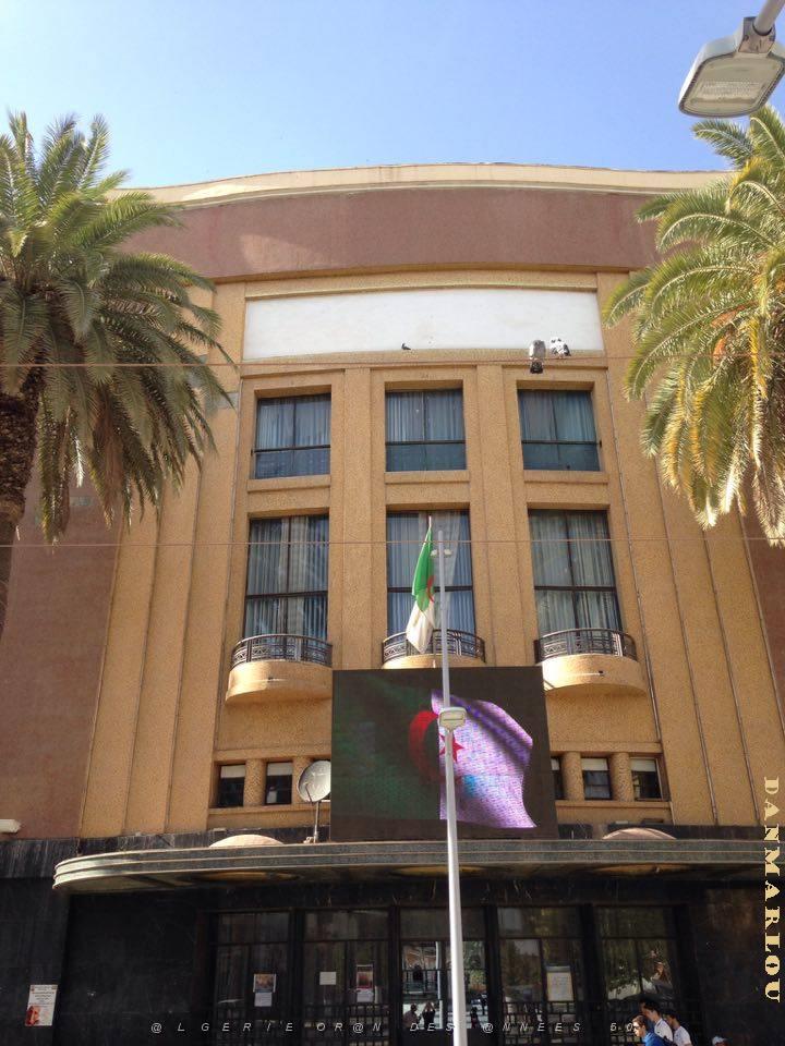 SIDI BEL ABBES (8) LE THEATRE sur La partie blanche etait autrefois une fresque d'Augustin Ferrando.jpg